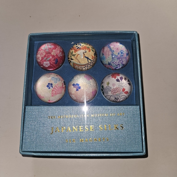 Metropolitan Museum of Art Japanese Silks set of six dome magnets NIB - Picture 3 of 4